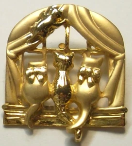 Broche Joyería Gato Pin 4 Gatos Ventana Mirador FIRMADO por AJC Placa Dorada NUEVO - Imagen 1 de 8