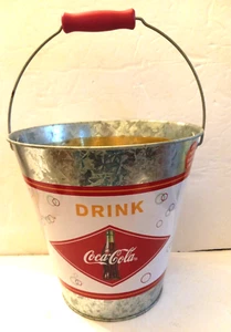 VINTAGE COCA COLA COKE SODA METALL BLECH EIMER KÜGEL GRIFF EIMER TRINKEN COKE GRAFIK - Bild 1 von 3