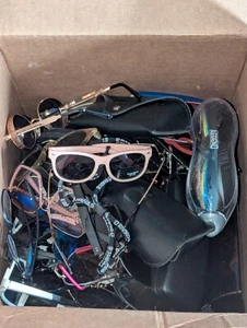 Lote de revendedores gafas de sol y estuches a granel al por mayor 6 libras - Imagen 1 de 2