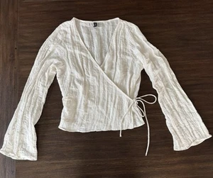 Ballet Wrap Top Blouse Women’s Medium Bell Sleeve Crinkled Ivory H&M Divided - Picture 1 of 10