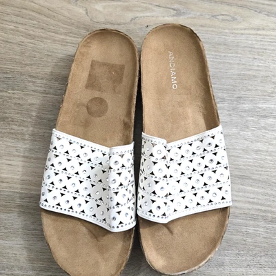 Sandalias/diapositivas Andiamo para mujer blancas con estrás talla 11M suela de 1/5 pulgadas Foto 1 de 4