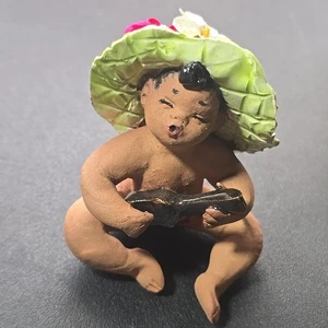 De Colección Hawaiana Julene Mechler Honolulu Niño Figura Niño Ukele 2"x2.5" Firmado - Imagen 1 de 12