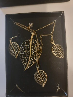 Conjunto pulsera hojas filigrana Avon. Collar. Pendiente dorado **ver fotos nuevo Foto 1 de 4