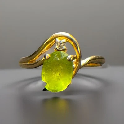 14K 黄金戒指 带模拟橄榄石和正品钻石– 2.6 克 – 尺寸 7 — 第 1/4 张图片