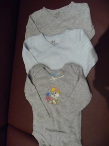 Baby Mädchen/Jungen Bodys Set 3 Stück Langarm Gr. 62/68 FB hellgrau/weiß - Bild 1 von 7
