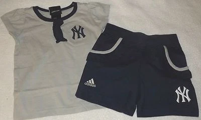 JUEGO DE CAMISA Y CORTO ADIDAS MLB NEW YORK YANKEES MLB TALLA 2T PARA NIÑAS PEQUEÑAS NUEVO CON ETIQUETAS Foto 1 de 3