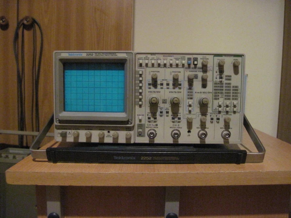 TEKTRONIX oscilloscope 2252 - Bild 1 von 1