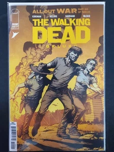 Libro de cómics de The Walking Dead Deluxe #120 A Cvr Image 2025 en estado bastante bueno/casi nuevo - Imagen 1 de 1