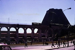 1975 Niemeyer Catedral Nacional Tranvía Gente Río de Janeiro Kodachrome extensión - Imagen 1 de 2
