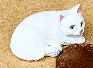 White Laying Resin Cat Animal Kitten Tumdee 1:12 Scale Dolls House Miniature FR - Picture 1 of 9