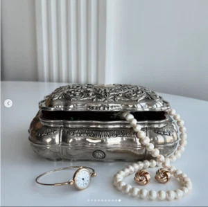 Antiguo joyero estilo victoriano chapado en plata. Decorado con letra en relieve - Imagen 1 de 10