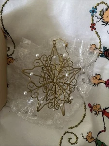 Colección de regalo Avon 1998 copo de nieve brillante con adorno de perlas de imitación - Imagen 1 de 3