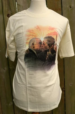 Camiseta Beefy Alex Cross Bush Cheney Kissing Graphitti 2006 nueva de Lote Antiguo - MÚLTIPLES TALLAS Foto 1 de 4