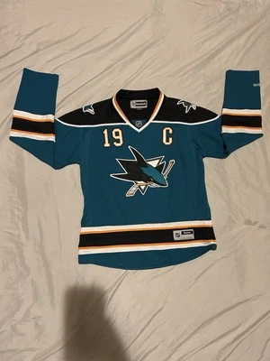 Joe Thornton 圣何塞鲨鱼队长 Reebok 缝合球衣(青少年 L) — 第 1/4 张图片