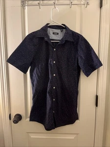 Izod Herren Freizeithemd mit Knopfleiste Kurzarm Gr. S/P blau mit roten Sternen - Bild 1 von 9