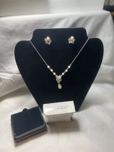 NEW Avon Melissa Necklace and Earring Gift Set New and in Box 2011 - Picture 1 of 3
