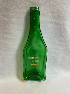 Botella de vino plana de novedad de vidrio verde Squeezed Dry by Our Friends - Imagen 1 de 7