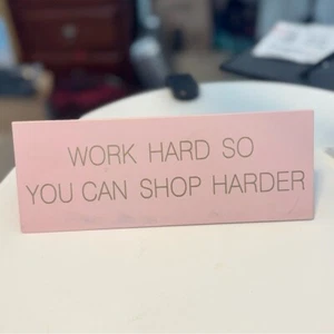 Rosa Schreibtisch Dekor Schild Arbeiten Sie hart, damit Sie härter einkaufen können - Bild 1 von 4
