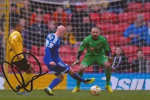 IPSWICH: RICHARD CHAPLOW SIGNED 6x4 ACTION PHOTO+COA - Picture 1 of 1
