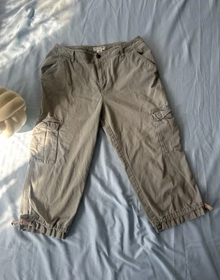 Woman’s Pants Cropped Size 12 Covington Cargo Pockets Tie String Details EUC - Image 1 of 4