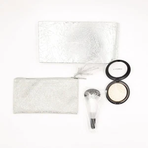 MAC - Champagne Firelit Kit - 143SES Pinsel, Extra Dimension Skinfinish und Tasche - Bild 1 von 7