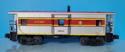 CB15: MTH Rail King No. 30-7716 O Gauge AT&SF Bay Window Caboose #999131 LN - Image 1 of 4