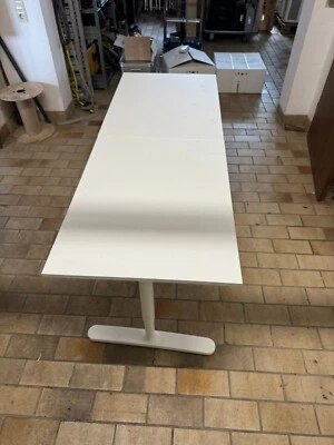 Tischgestell Bekant Ikea, weiß, mit 2 separaten Tischplatten - Gebraucht - Bild 1 von 4