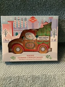 Hallmark 2019 The Mayor's Christmas Tree Ornament - Camión Artista Firmado - Imagen 1 de 4