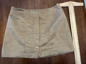GAP faux suede Skirt Women’s Size 10 Brown Tan W/ Gold Buttons Lined Soft EUC - Picture 1 of 15