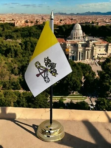 VATICAN CITY TABLE FLAG 6"X4" 15cm x 10cm WITH FLAT GOLDEN BASE 25cm tall - Foto 1 di 1
