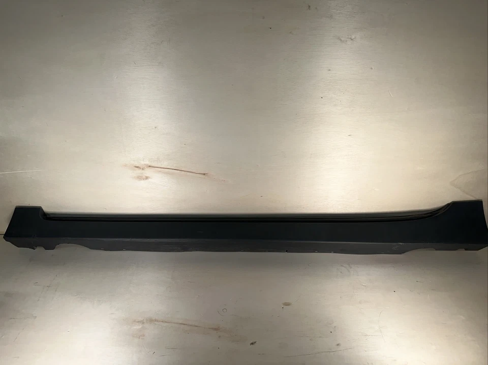 Moldura de panel basculante izquierdo Chevrolet Volt 2011-2015 OEM 22810845 Foto 1 de 4