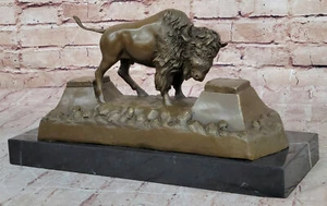 Grande scultura in bronzo bufalo americano su base in marmo firmata Russell Art Statua - Foto 1 di 10