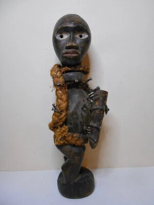 Art Africain Arts Premiers ancienne statue en bois sculpté clous et végétaux - Photo 1/4