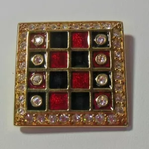 Spilla scacchiera SWAROVSKI cristallo logo cigno tono oro smalto rosso e nero - Foto 1 di 3