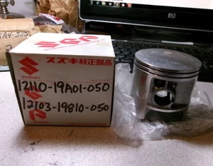 Suzuki LT250R LT 250 1985-86 pistón cuadrado segundo sobre 0,50 OEM 12103-19810-050 - Imagen 1 de 4
