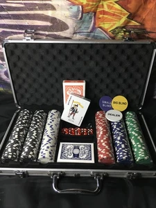 Neues Poker Set mit Schloss & Schlüssel Hartschalenkoffer, 3 Kartendecks, 5 Würfel, 3 Münzen versiegelte Chips - Bild 1 von 5