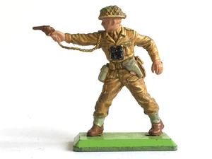 1 x BRITAINS DEETAIL 1970's. WWII BRITISH ARMY INFANTRY OFFICER. 1/32 SOLDIER - Picture 1 of 3