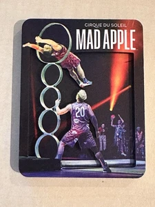 Souvenir MAD APPLE - HOOP JUMP Cirque Du Soleil Kühlschrankmagnet 2D NEU - Bild 1 von 1