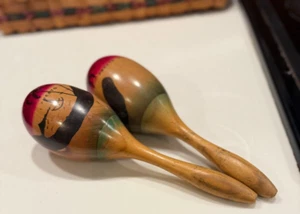 Set of 2 Handmade and Hand painted Green and Red Maracas from Puerto Rico - Picture 1 of 3