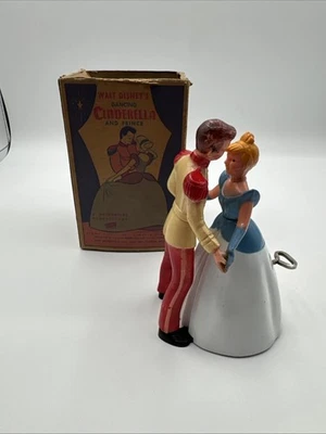 1950-е Irwin Toys Танцующая Золушка и Принц Уолта Диснея Заводная Игрушка с Коробкой - Изображение 1 из 4