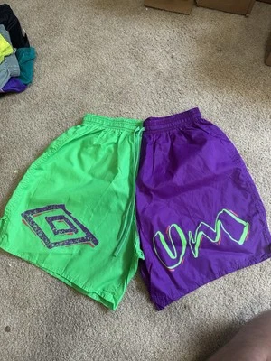 Raro Umbro Nylon Pantalones Cortos Medianos Bloques de Color Verde Neón Púrpura Sedoso Fútbol Gimnasio  Foto 1 de 4