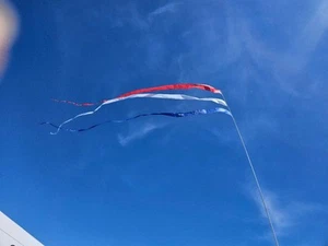 25 Fuß langer Windstreamer rot weiß blau 3 Farben ideal für Boondocking Wohnmobil - Bild 1 von 3