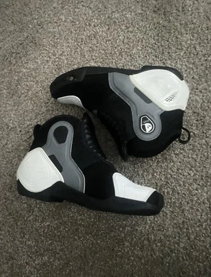 black and white dainese motorcycle boots size Us 5.5 - Image 1 of 4