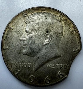 1966 Philadelphia Kennedy JFK 50-cent. 40% Silver. 6% Curved Clip Error - Picture 1 of 9