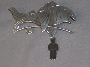FISCH FÄNGT MANN! FISCHNADEL AUS STERLINGSILBER MIT ANGELRUTE & BAUMELNDEM MANN - Bild 1 von 6