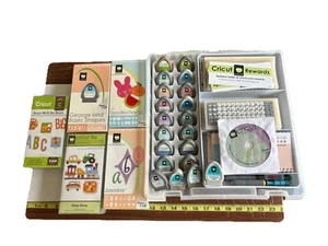 Lotto di 25+ cartucce Cricut con libri e sovrapposizioni L07 - Foto 1 di 14