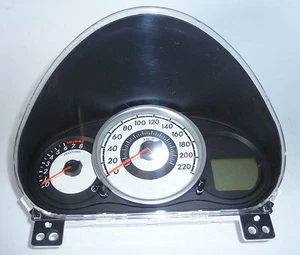Mazda 2 (DE) Tacho Kombiinstrument AMDF73C - Bild 1 von 1