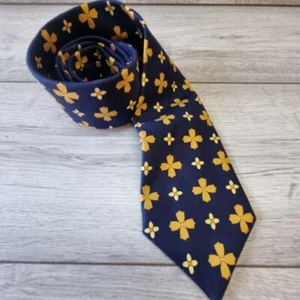 Vintage Aquascutum Mens Tie 100% Silk Navy Made In England Classic Gold Pattern - Picture 1 of 5