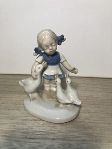 Estatuilla vintage de porcelana con coleta de niña con gansos, GH & Co, alemana - Imagen 1 de 6