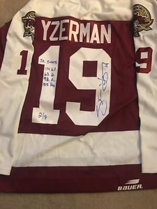Camiseta autografiada de Yzerman Peterborough Pete RARA # 2 de 7 Red Wings Detroit - Imagen 1 de 6
